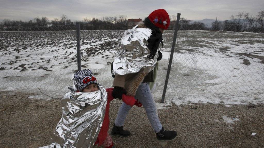Flüchtlinge harren in der Kälte Mazedoniens aus.