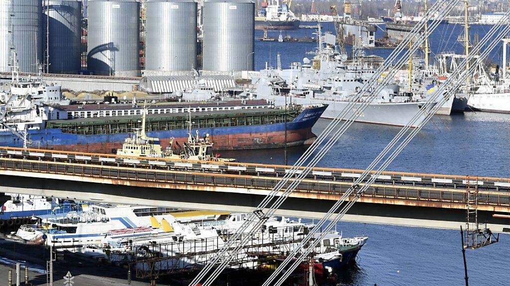 ARCHIV - Getreidesilos im Hafen von Odessa. Foto: Jussi Nukari/Lehtikuva/dpa