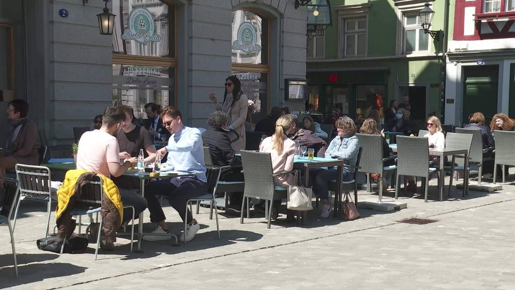 Grosser Ansturm: Offene Terrassen locken viele in Restaurant