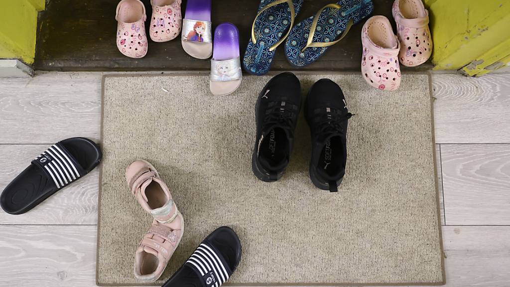 Schuhe in einer Asylunterkunft: Die Zahl der Asylgesuche in der Schweiz ist im August um 38 Prozent gestiegen, auf rund 3000. (Themenbild)