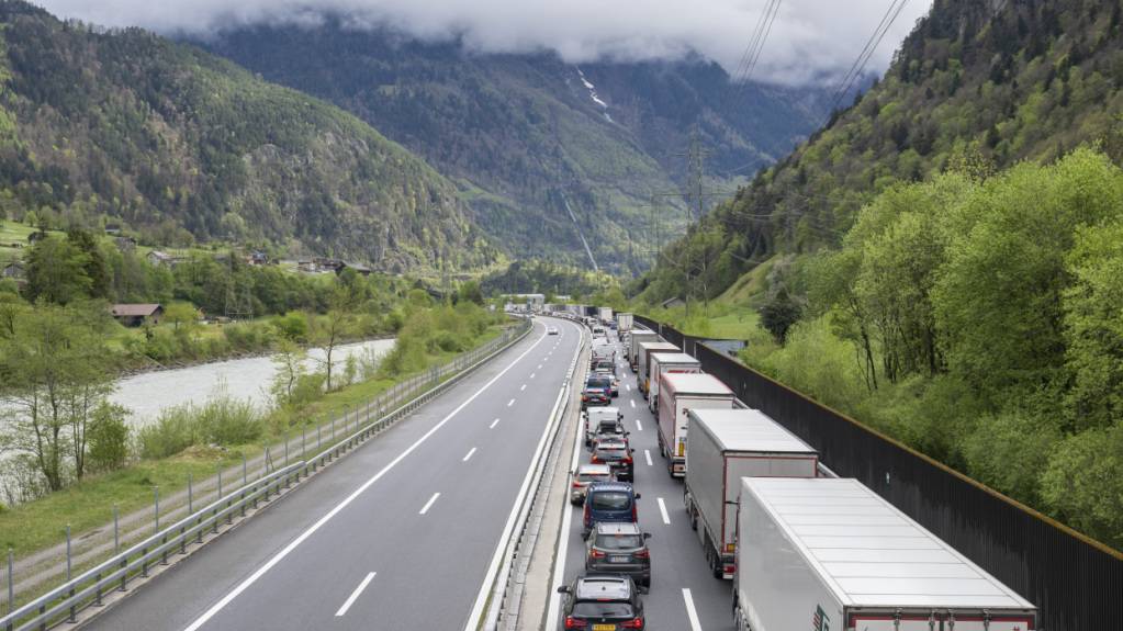 Das Parlament verlangt eine neue Abgabe für den Transitverkehr durch die Schweiz. Nun muss sich der Bundesrat an die Umsetzung machen. (Themenbild)