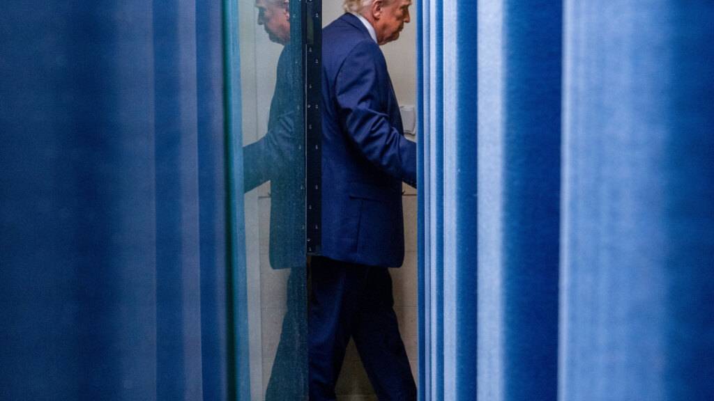US-Präsident Donald Trump verlässt das Gebäude, nachdem er mit Reportern im James Brady Press Briefing Room im Weißen Haus gesprochen hat. Foto: Alex Brandon/AP/dpa