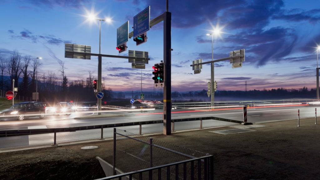 Der Kanton Luzern will Strassenbeleuchtungen auf Luzerner Kantonsstrassen, wie hier beim Autobahnanschluss in Buchrain, auf LED umrüsten.