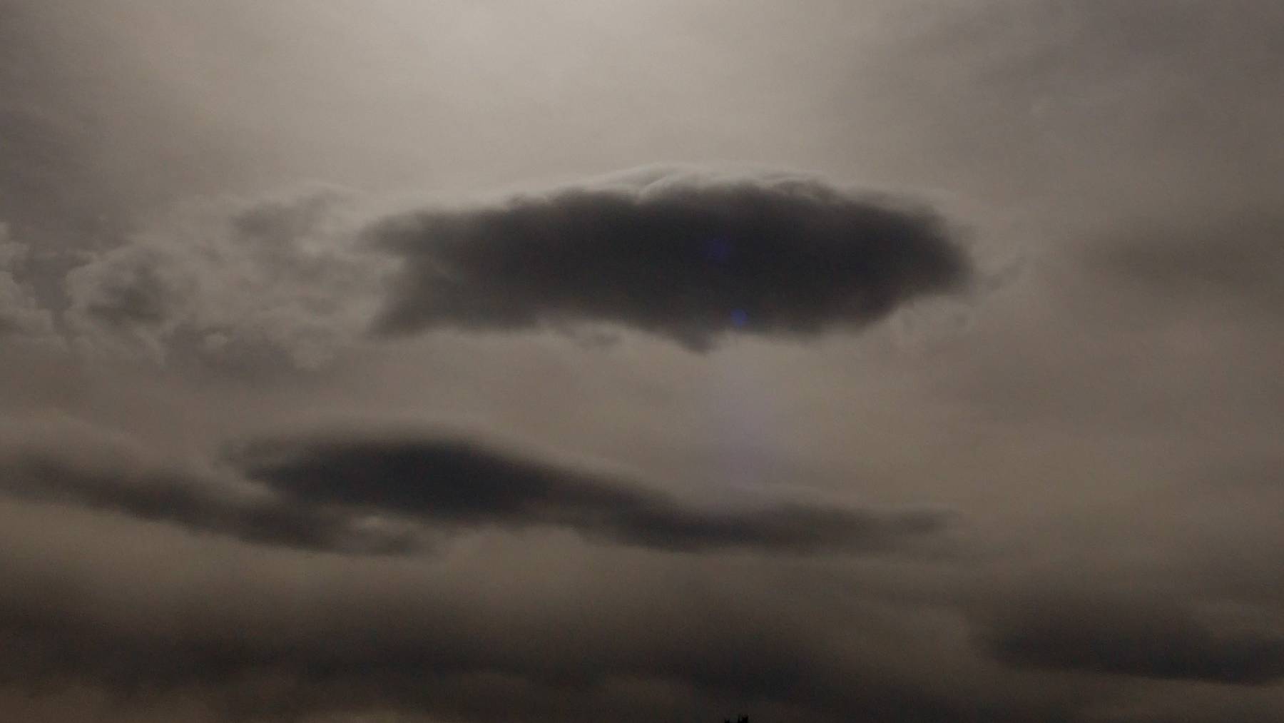 Der Himmel über Rorschach: Die linsenförmige Föhnwolken sind vom Saharastaub getrübt.
