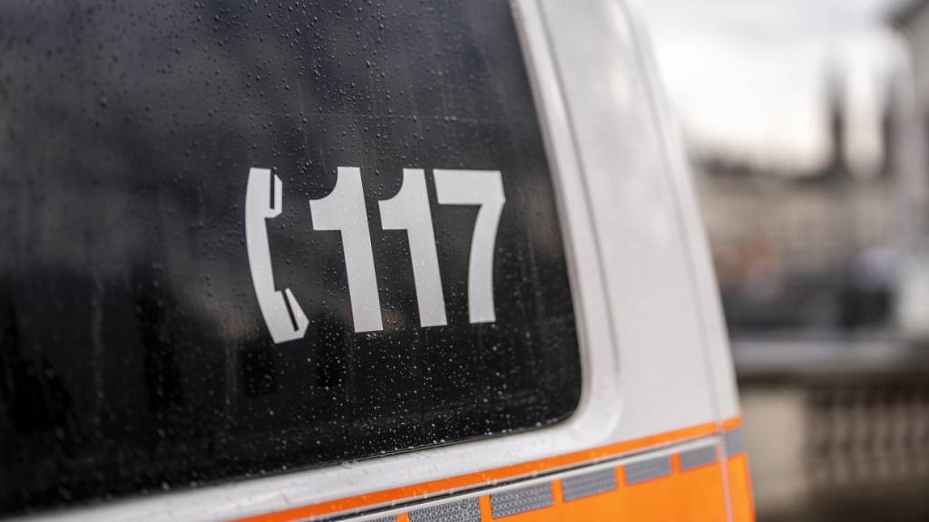 Eine 73-jährige Autofahrerin fuhr in der Zürcher Innenstadt einen Fussgänger an. Er musste schwer verletzt ins Spital gebracht werden. (Symbolbild)