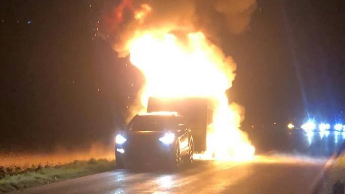 Wohnwagen geht während der Fahrt in Dottikon in Flammen auf