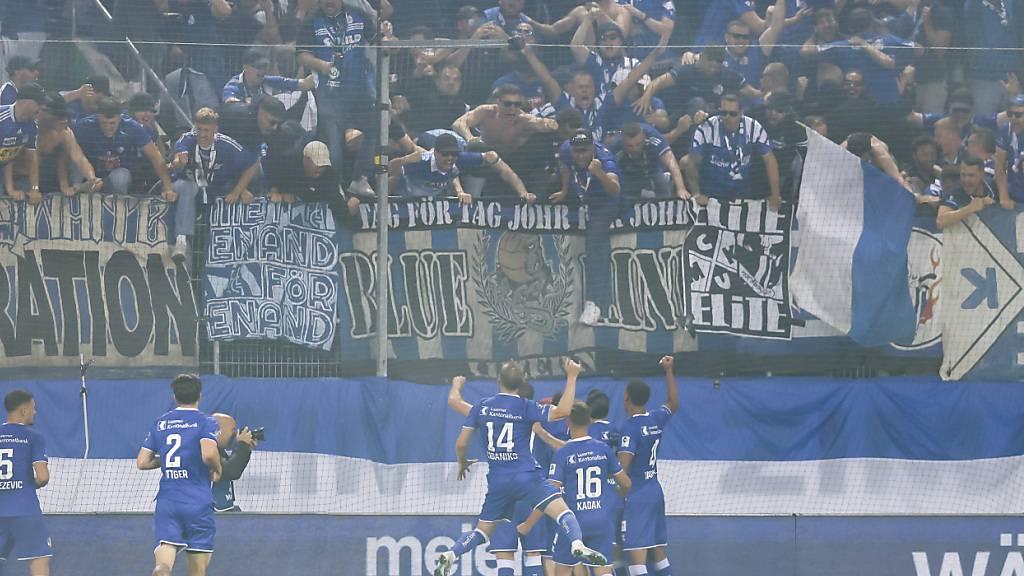 Die Luzerner jubeln vor dem mitgereisten Anhang nach einer tollen Aufholjagd und dem 3:2-Siegtreffer in St. Gallen