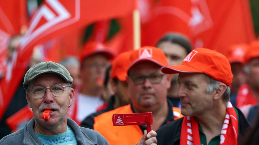 VW-Mitarbeitende haben heute an mehren Standorten gegen die Sparpläne des Konzerns und mögliche Werksschliessungen protestiert. (Archivbild)