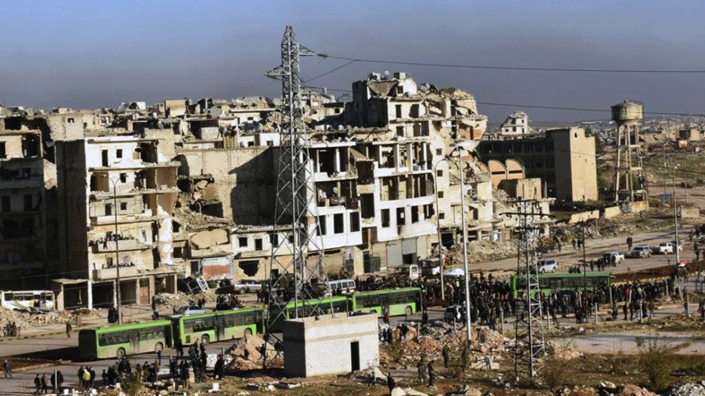 Abtransport aus Aleppo: Die Rebellennahe Hilfsorganisation Weisshelme liefert der UNO einen Bericht über Kriegsverbrechen während der Belagerung der syrischen Stadt.