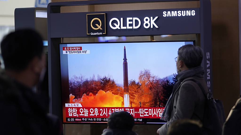Nordkorea hat bei seinem jüngsten Waffentest nach Angaben des südkoreanischen Militärs mindestens zwei Raketen abgefeuert. Es handele sich vermutlich um ballistische Raketen von kurzer Reichweite.