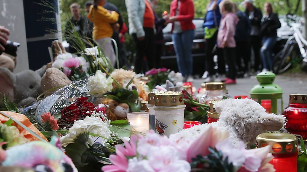 Blumen liegen vor dem Haus in Solingen, in dem am Vortag die fünf toten Kinder aufgefunden worden waren. Foto: David Young/dpa