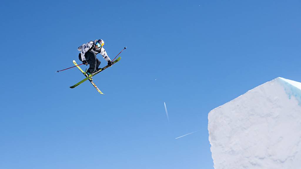 Ein Ski-Freestyler wirbelt durch die Lüfte.