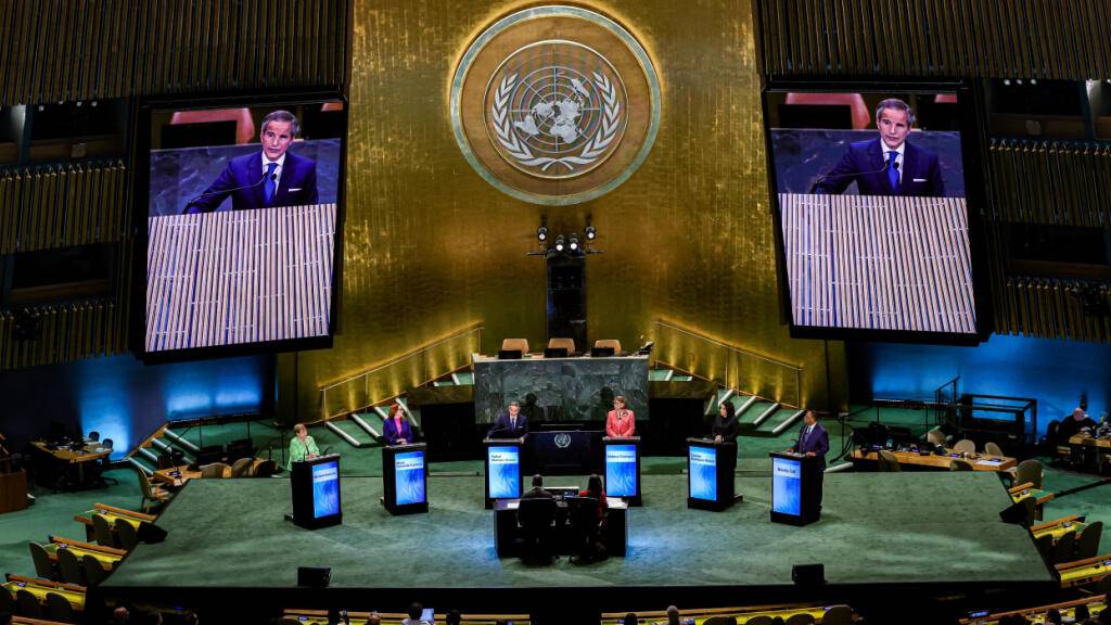 ARCHIV - Michelle Bachelet (l-r) aus Chile, Maria Fernanda Espinosa aus Ecuador, Rafael Mariano Grossi aus Argentinien, Rebeca Grynspan aus Costa Rica, Carolyn Rodrigues-Birkett aus Guyana und Macky Sall aus dem Senegal stehen zusammen, während Grossi auf die Leinwand projiziert wird und das UN-Logo in der Mitte zu sehen ist - bei der Eröffnung einer von Bloomberg veranstalteten Versammlung mit allen sechs Kandidaten für das höchste Amt der Vereinten Nationen (UN) im Hauptquartier der Vereinten Nationen. Foto: Bianca Otero/ZUMA Press Wire/dpa