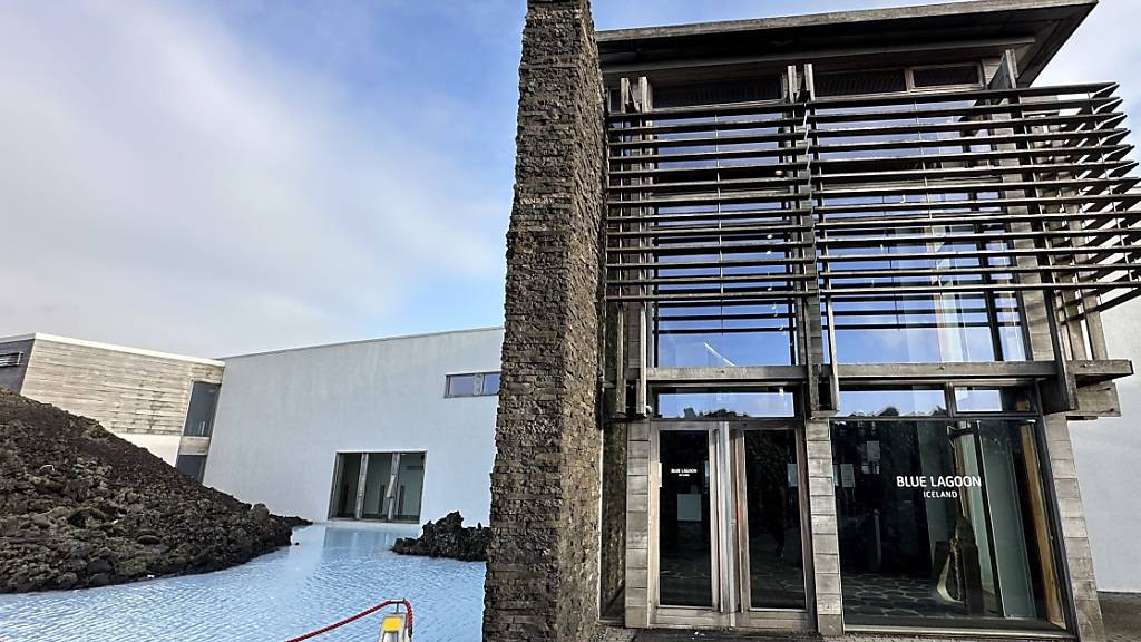ARCHIV - Der Eingang zum Geothermalbad Blaue Lagune. Nach mehr als einem Monat Schließung wegen der Gefahr von Erdbeben und Eruptionen hat die berühmte Touristenattraktion Blaue Lagune auf Island wieder geöffnet. Foto: Steffen Trumpf/dpa