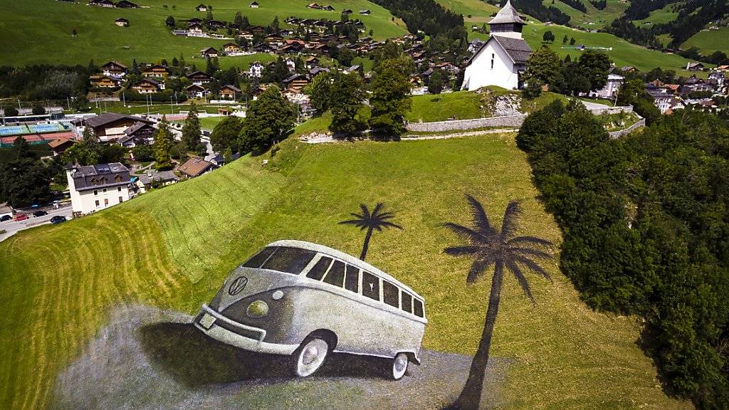 In Château d'Oex wurde für ein VW-Treffen ein vergängliches Bild eines VW-Busses auf eine Wiese gemalt.