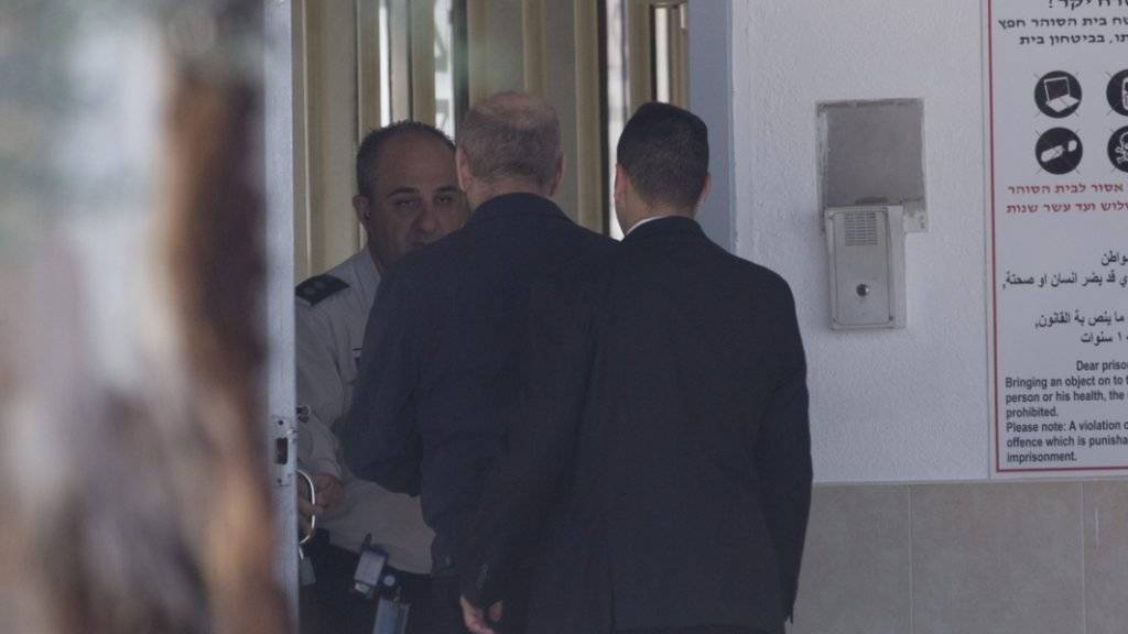 19 Monate muss der ehemalige israelische Handelsminister Olmert (M.) ins Gefängnis. Wegen eines hängigen Urteils in einer Korruptionsaffäre könnte noch eine weitere Haftstrafe dazukommen.
