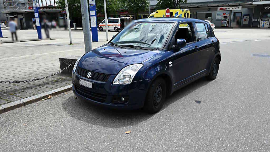 Auf dem Bahnhofplatz in Wil kam es zu einer Kollision zwischen einem Auto und einem Fussgänger.