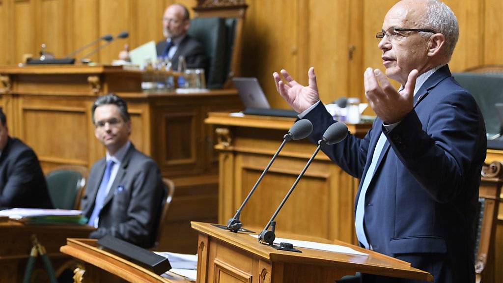 Der Bundesrat will Ausschreibungsunterlagen unter Verschluss halten. Unter Druck des Nationalrats krebst Finanzminister Ueli Maurer zurück.