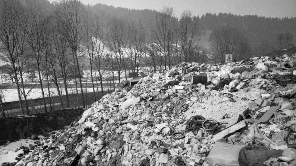 Lange Zeit wurde der Abfall in offenen Deponien entsorgt. (Archivaufnahme einer Deponie im Emmental von 1973).