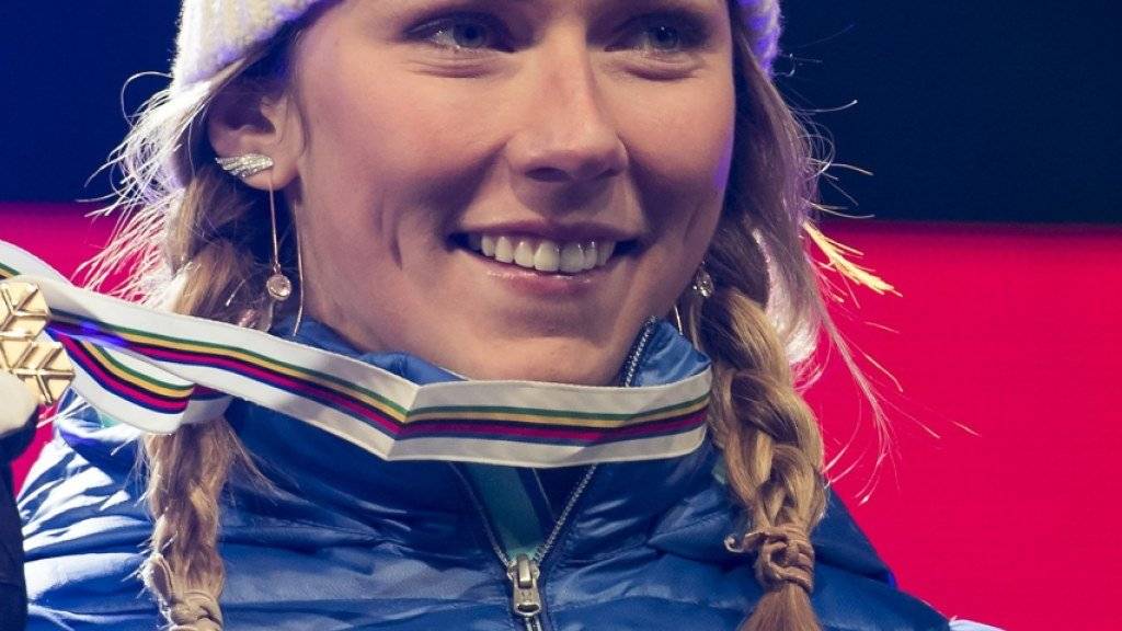 Mikaela Shiffrin zeigt nach ihrem Slalom-Triumph die WM-Goldmedaille