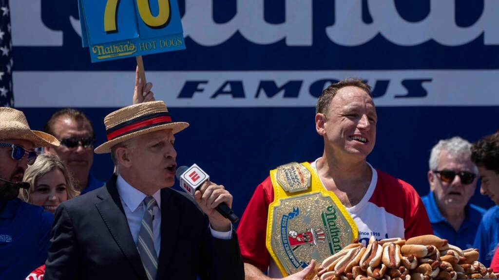 Der Wettesser Joey Chestnut feiert, nachdem er den Nathan's Famous-Hotdog-Esswettbewerb gewonnen hat. Foto: Yuki Iwamura/AP/dpa