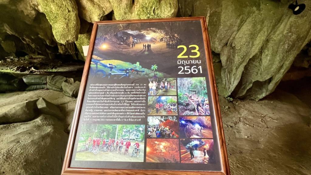 ARCHIV - Die Tham-Luang-Höhle zieht auch heute noch viele Touristen an. Auf Tafeln wird die aufwendige Rettungsaktion erklärt. Foto: Carola Frentzen/dpa