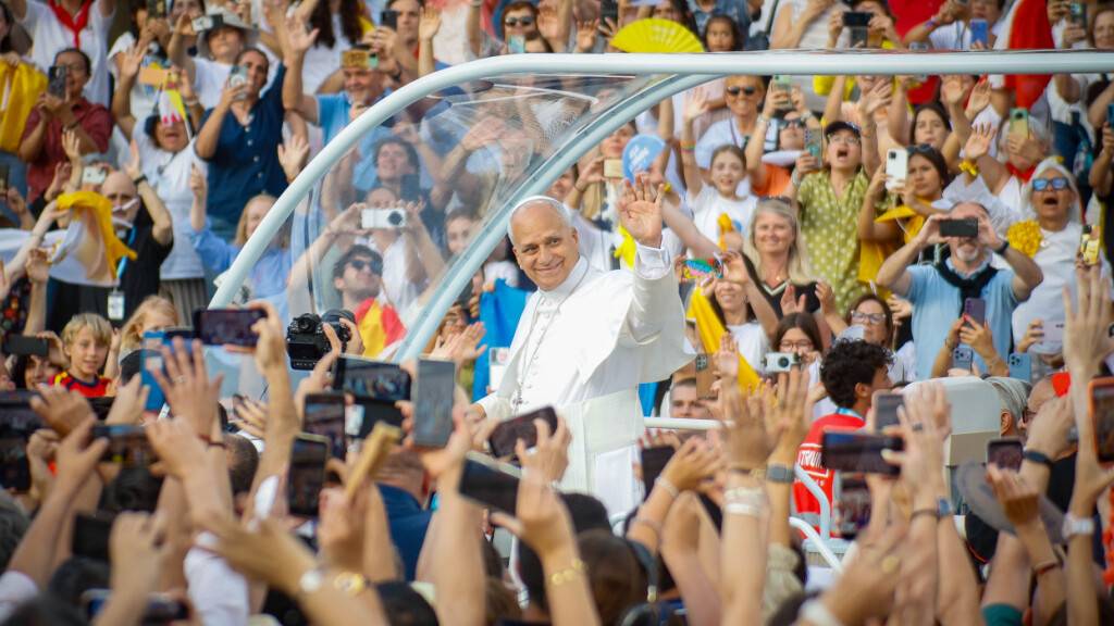 Papst hält Vigilie mit 40.000 in Barcelona