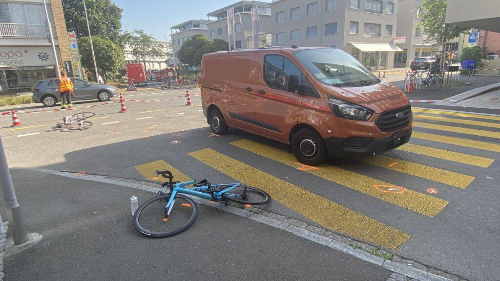 Zwei Velofahrerinnen in Cham ZG angefahren und schwer verletzt