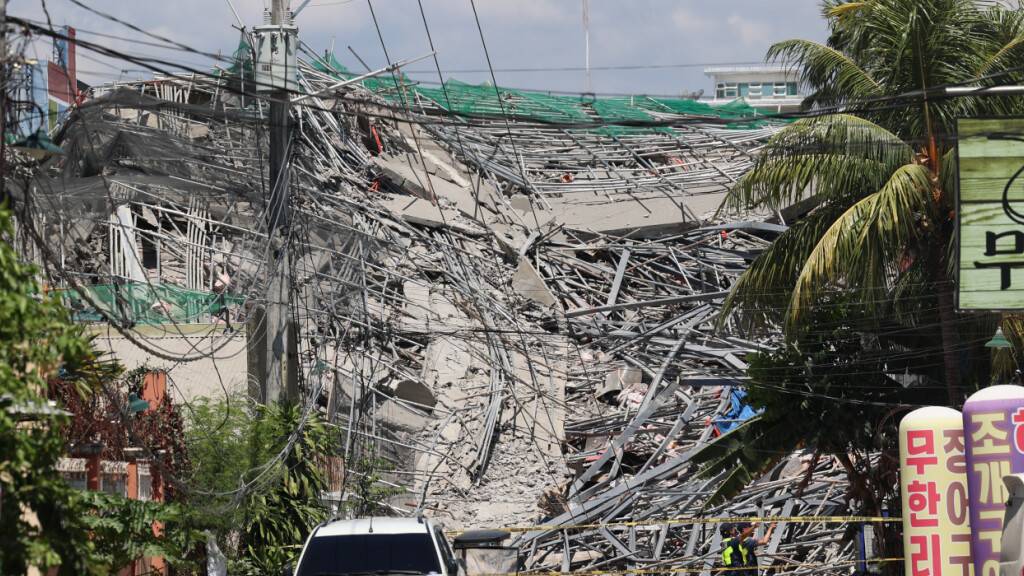 dpatopbilder - Absperrband markiert den Bereich um ein eingestürztes Gebäude in der Provinz Pampanga, nördlich von Manila. Foto: Uncredited/AP/dpa