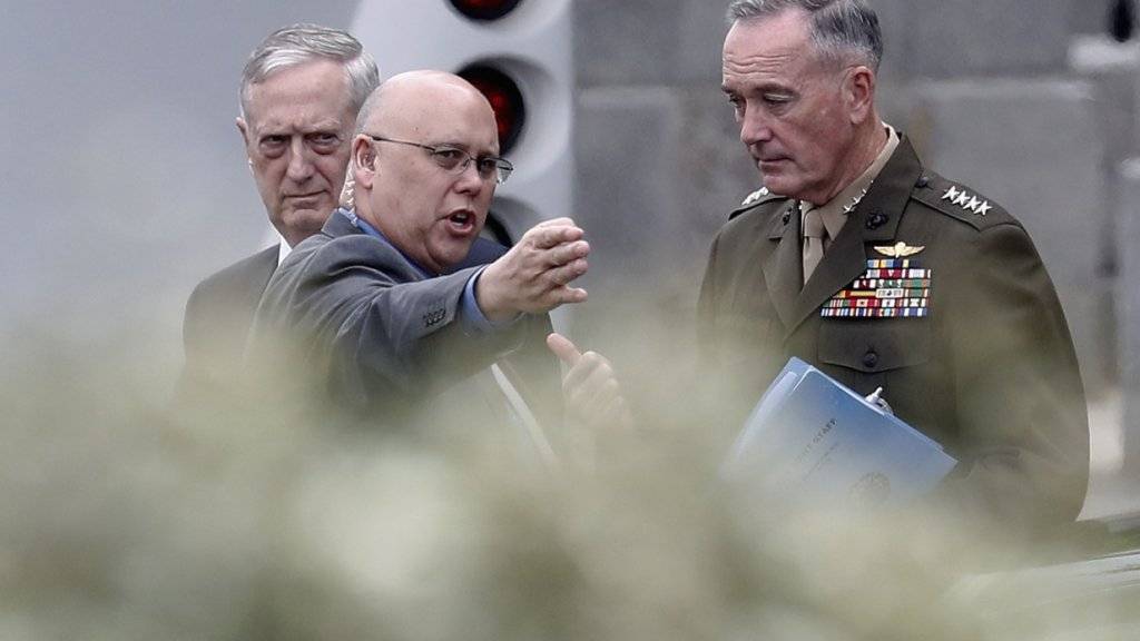 US-Streitkräfte-Chef Joe Dunford (rechts) und Verteidigungsminister James Mattis wird nach dem Briefing zur Lage in Nordkorea der Weg gewiesen.