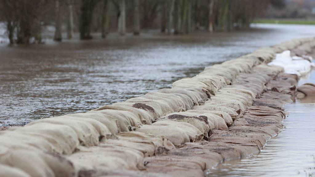 Sandsäcke liegen entlang des Flusses Helme an der Talsperre Kelbra. Die Hochwasserlage ist weiterhin kritisch. Foto: Matthias Bein/dpa