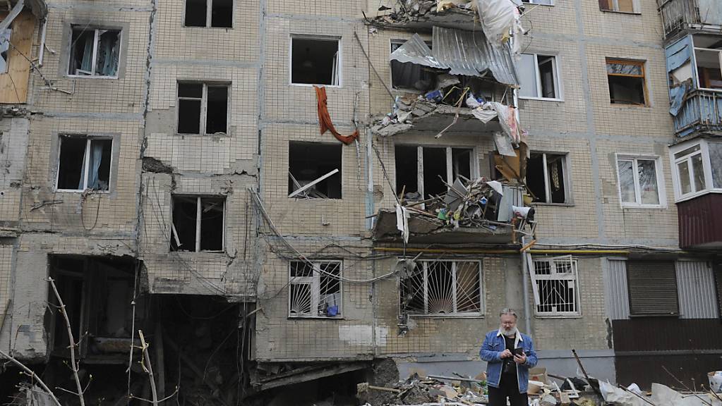 Bei russischen Angriffen auf die ostukrainische Grossstadt Charkiw hat es weitere zivile Opfer gegeben. (Archivbild)