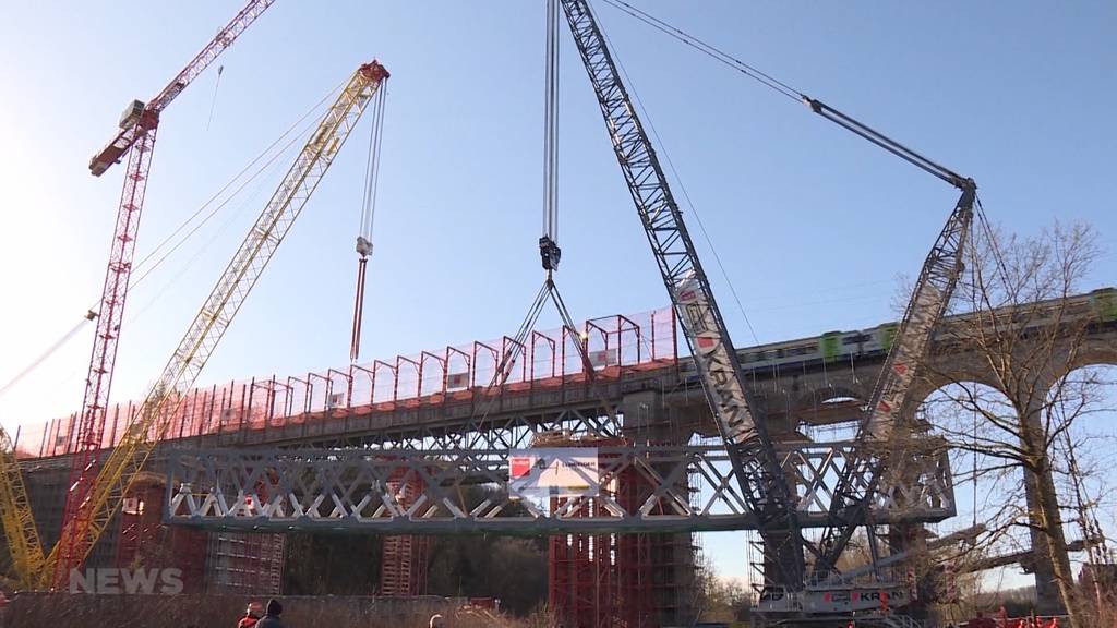 Kran hebt 350 Tonnen schwere Brücke auf Gerüst