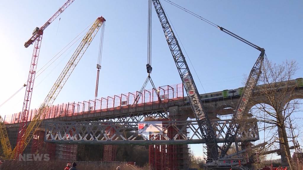 Kran hebt 350 Tonnen schwere Brücke auf Gerüst