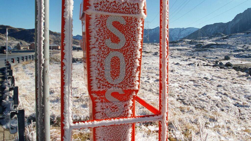 Die leuchtend orangen Notrufsäulen stehen für gewöhnlich entlang von Autobahnen. Zürcher Gemeinderäte von Mitte und SVP fordern ein solches Notruf-System auch für die Stadt Zürich. (Symbolbild)