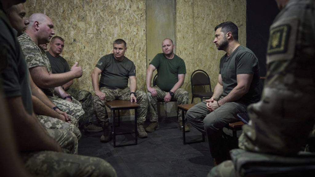 dpatopbilder - HANDOUT - Präsident Wolodymyr Selenskyj (2.v.r) spricht während seines Besuchs an der Front in Soledar mit Soldaten. Foto: Uncredited/Ukrainian Presidential Press Office/AP/dpa - ACHTUNG: Nur zur redaktionellen Verwendung und nur mit vollständiger Nennung des vorstehenden Credits