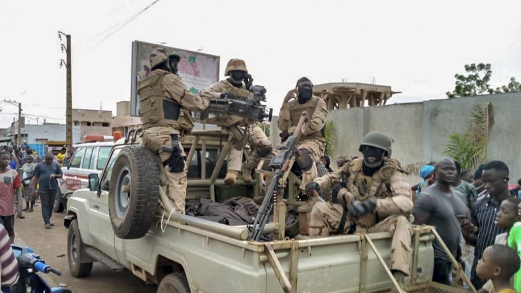 dpatopbilder - Malische Truppen und Bürger versammlen sich vor der Residenz des malischen Präsidenten Keita. Foto: Uncredited/AP/dpa