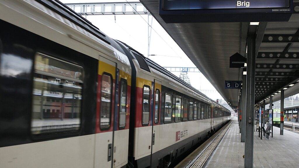 Ab Donnerstag wird der Zugverkehr zwischen Brig VS (im Bild) und dem norditalienischen Domodossola wieder uneingeschränkt geführt. (Archivbild)