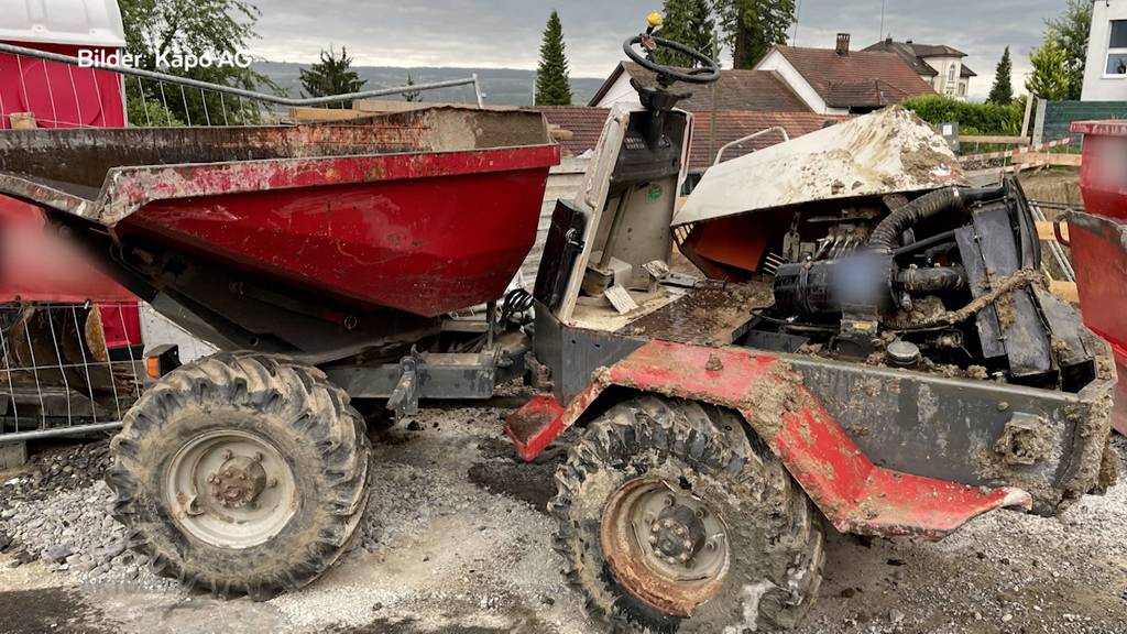 Abgerutscht: Auf einer Baustelle in Birrwil landen mehrere Fahrzeuge in der Baugrube