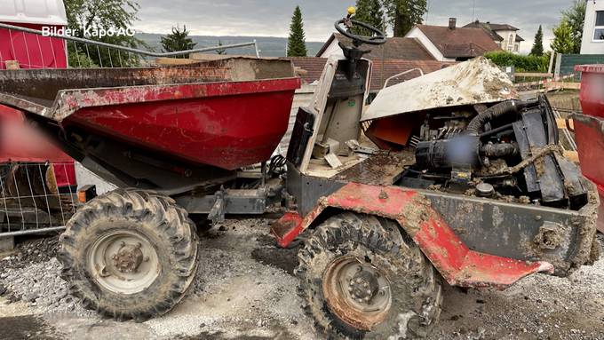 Handbremse vergessen? Lieferwagen und Dumper stürzen in Baugrube