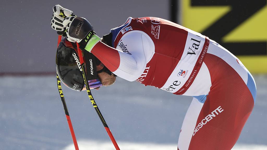 Mauro Caviezel stützt sich im Zielraum in Val d'Isère auf seine Skistöcke. Bei einem Zwischenfall während der Abfahrt verletzte sich der 32-jährige Bündner die linke Hand.