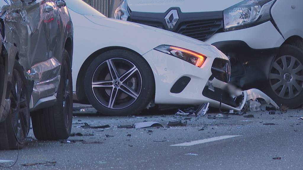 Kollision: Eine Augenzeugin erzählt, wie ein Lastwagen in Reinach in mehrere Fahrzeuge geprallt ist