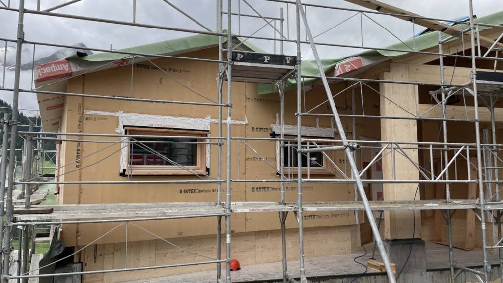 Der Arbeiter wurde beim Sturz vom Dach in Lumbrein leicht bis mittelschwer verletzt.