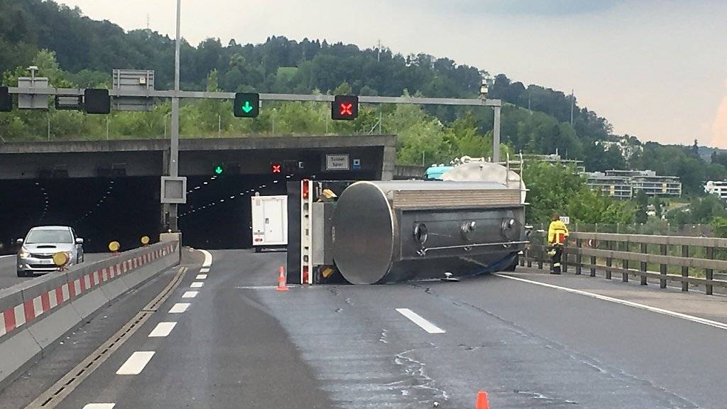 2000 Liter Milch haben sich auf die Autobahn A2 in Horw LU ergossen, nachdem der Anhänger eines Milchtransporters gekippt ist. Verletzt wurde niemand.
