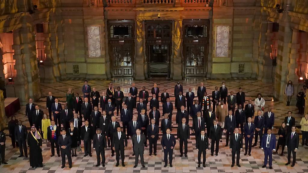 Die Staats- und Regierungschefs der Welt stellen sich während des Abendempfangs zur Eröffnung des UN-Klimagipfels COP26 für ein Gruppenfoto auf. Foto: Alberto Pezzali/AP pool/dpa
