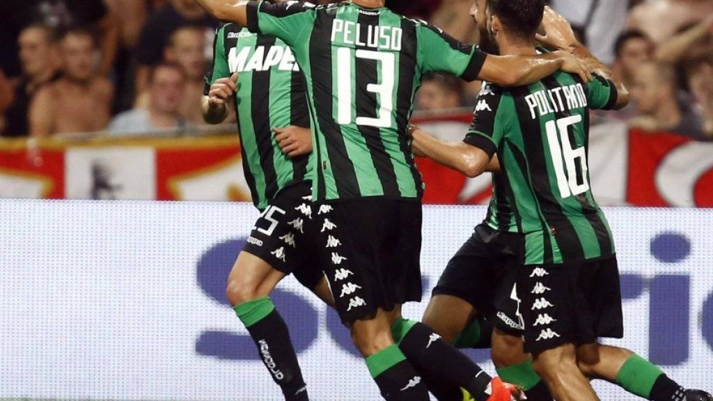 Die Sassuolo-Spieler Berardi, Peluso und Politano (von rechts) jubeln über den klaren Hinspiel-Sieg