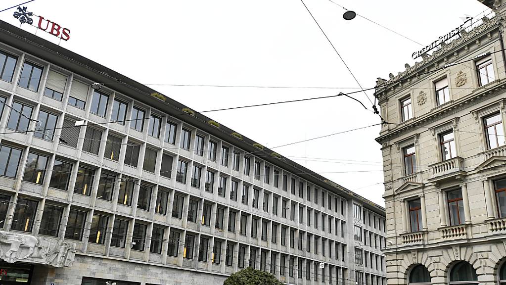 Die Credit Suisse und die UBS am Zürcher Paradeplatz. Laut Gerüchten sollen die beiden Grossbanken eine Fusion planen. (Symbolbild)