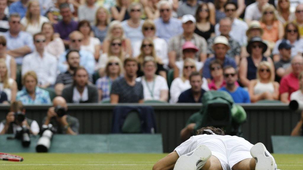 Federer in Wimbledon am Boden: Ein Karrierenende sieht der 17-fache Grand-Slam-Champion aber noch lange nicht