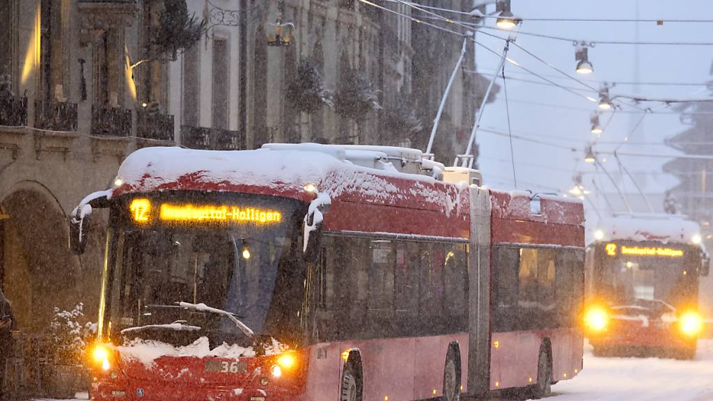 Der erste Schnee legte vielerorts den Verkehr lahm