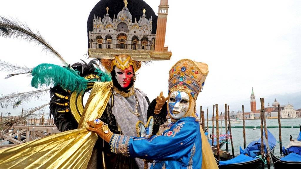 Mit farbenfrohen Masken, Kostümen und Musik verwandelte sich Venedig wieder in den Schauplatz für eine der berühmtesten Karnevalsfeiern der Welt (Archiv).